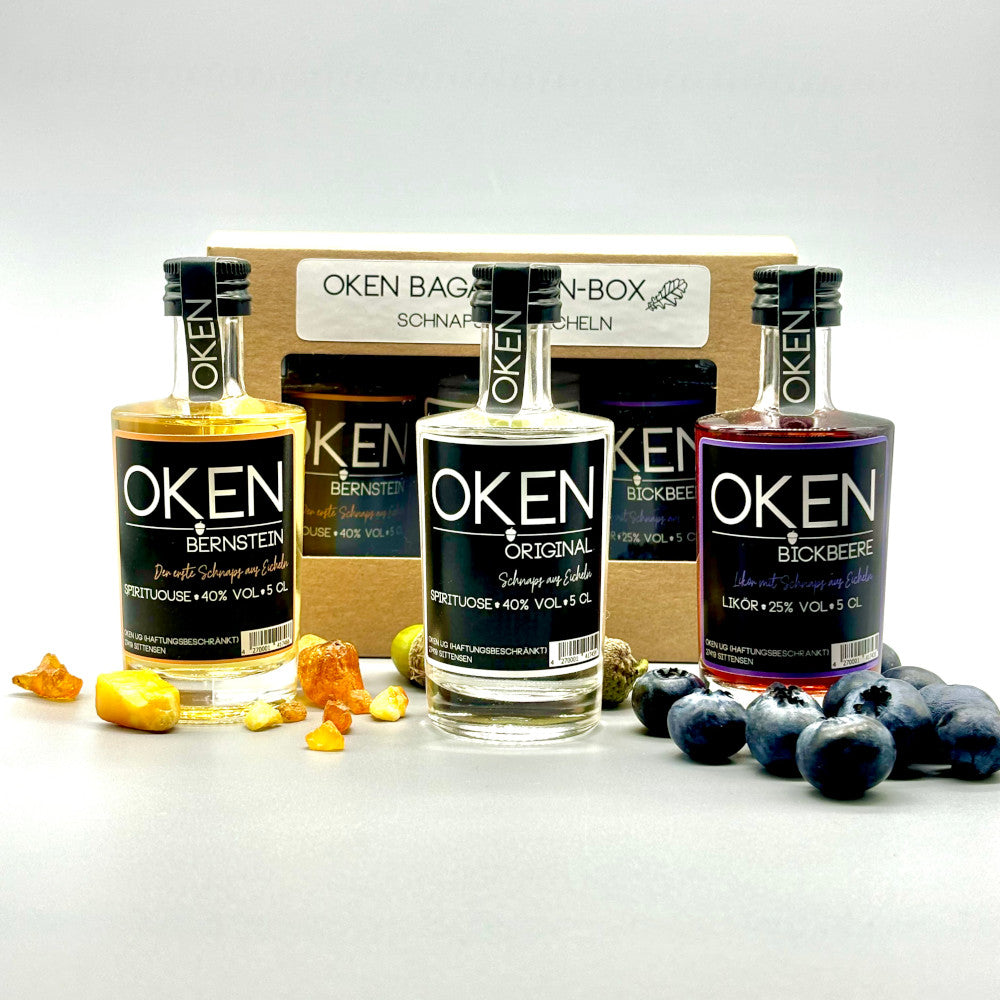 OKEN Bagalutenbox - Probierbox mit dreierlei einzigartigen Premium-Spirituosen aus Eicheln. Flaschen im Picknick-Korb. Alle drei Flaschen in der direkten Ansicht.