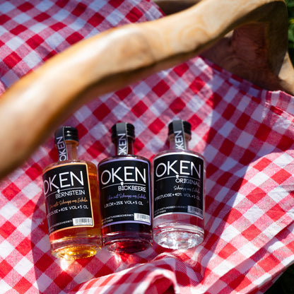 OKEN Bagalutenbox - Probierbox mit dreierlei einzigartigen Premium-Spirituosen aus Eicheln. Flaschen im Picknick-Korb.