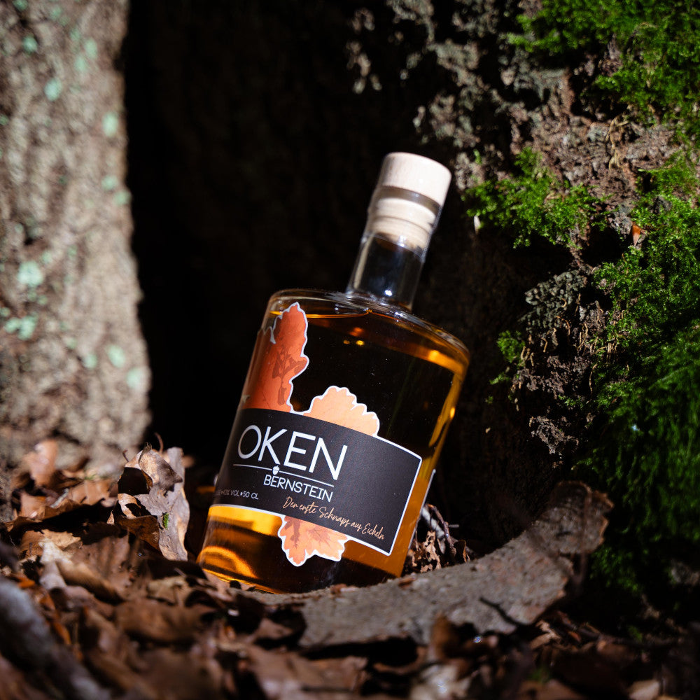 OKEN Bernstein - holzgelagerter Edelbrand aus Eicheln. Sehr mild, leichte Tannine. Flasche im Wald.