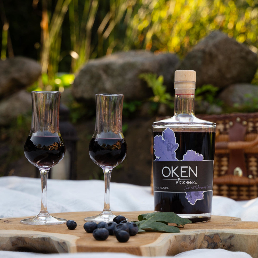 OKEN Bickbeere - unvergleichlich fruchtiger Blaubeer-Vanille-Likör auf Basis unseres Edelbrands aus Eicheln. Picknick mit Likör und Blaubeeren.