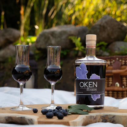 OKEN Bickbeere - unvergleichlich fruchtiger Blaubeer-Vanille-Likör auf Basis unseres Edelbrands aus Eicheln. Picknick mit Likör und Blaubeeren.