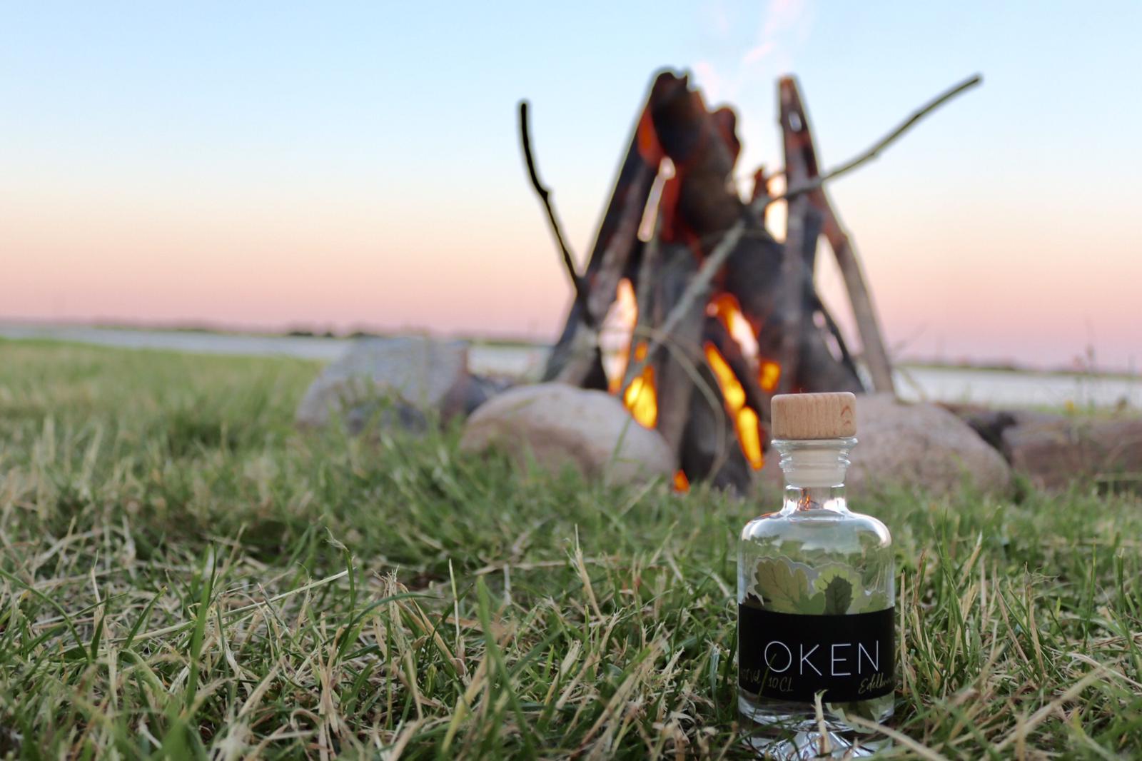 OKEN Premium -Spirituose aus Eicheln gemütlich am Lagerfeuer
